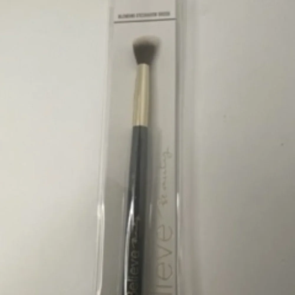 Be Passionate About Eyeshadow Palette with 4 Eye Brushes and Brush Cleaner